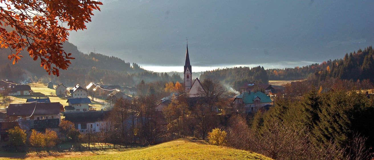 Bild enthält, Spire, Tree, Nature, Outdoors, Scenery, Grassland, Fir, Landscape, Countryside, Grass