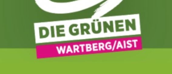 Ein grüner Hintergrund mit dem Logo von Die Grünen Wartberg/Aist. Das Logo hat einen weißen Pfeil nach rechts und den Text 'DIE GRÜNEN WARTBERG/AIST'.