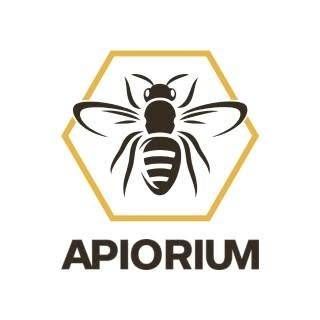 Ein sechseckiges Logo mit einer Biene und dem Wort Apiorium in fetter Schrift darunter.