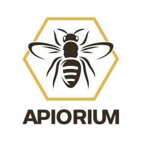 Das Logo zeigt eine Biene in einem Sechseck mit gelbem Rand, darunter steht der Schriftzug 'APIORIUM'.