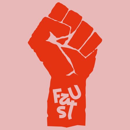 Eine rote Faust mit einem Riss, erhoben in einer Faustposition mit dem Wort 'FUST' darauf geschrieben.