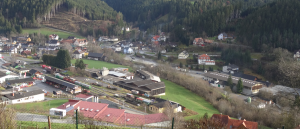 Bild enthält, Outdoors, Nature, Scenery, Tree, Building, Fir, Neighborhood, Countryside, Landscape, Housing