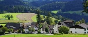 Bild enthält, Nature, Outdoors, Countryside, Field, Pasture, Rural, Scenery, Landscape, Village, Building