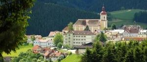 Bild enthält, Nature, Outdoors, Scenery, Countryside, Landscape, Tree, Rural, Village, Fir, Villa