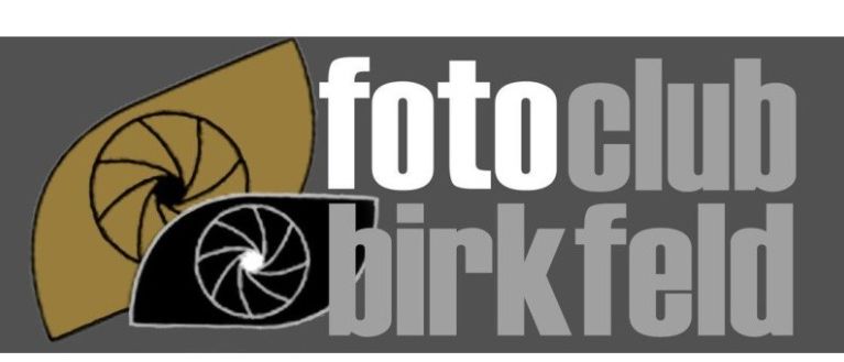 Das Logo des FotoClub Birkfeld zeigt ein Spiraldesign mit einer Kameralinse in der Mitte, vor grauem Hintergrund.