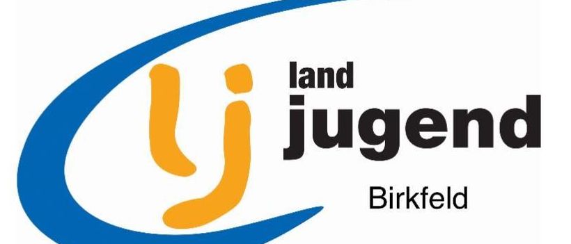 Das Bild zeigt das Logo für 'Landjugend Birkfeld', mit einem stilisierten Buchstaben 'J' in Orange, blauen Wellen und dem Text 'Landjugend' in Schwarz. Darunter steht 'Birkfeld' in einem helleren Blau geschrieben.