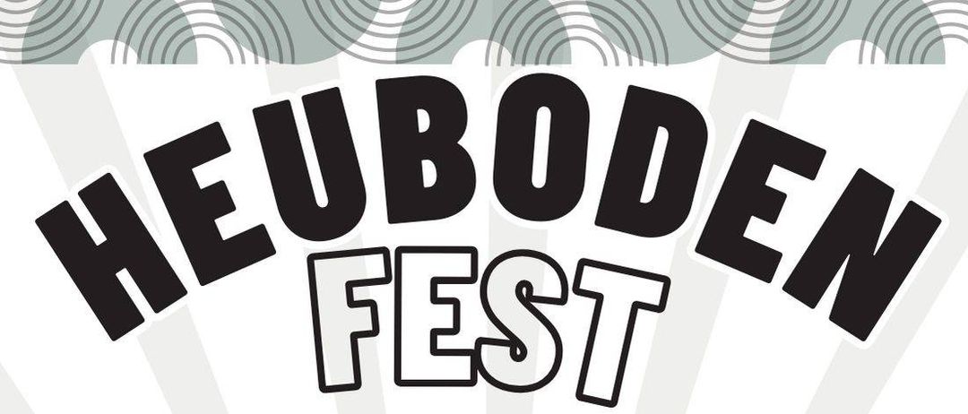 Das Bild zeigt fetten schwarzen Text, der 'EUBODE FEST' liest, auf einem weißen und grauen gestreiften Hintergrund mit Wellenmustern. Der Text scheint ein Festivalname zu sein.