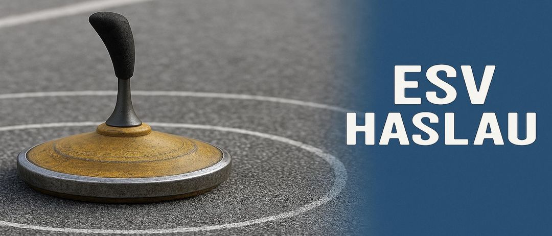 Eine Nahaufnahme des Fußes eines Hammerwerfers auf einer kreisförmigen Plattform mit einer weißen Linie. Der Hammer befindet sich auf der linken Seite.