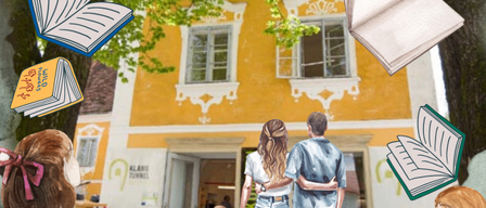 Eine Illustration einer Familie, die ein gelbes Gebäude betritt, mit Büchern, die um sie herum schweben. Das Gebäude hat aufwendige Verzierungen und Fenster.