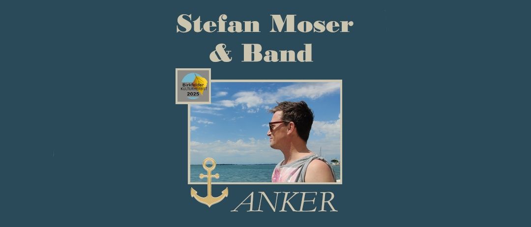 Poster mit Stefan Moser und Band. Ein Mann schaut auf das Meer mit einem Anker im Vordergrund.