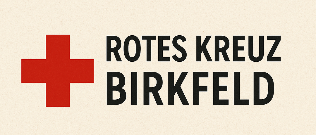 Ein rotes Kreuz ist auf einem hellbeigen Hintergrund deutlich sichtbar. Die Worte 'ROTES KREUZ BIRKFELD' sind in fetter schwarzer Schrift geschrieben. Das Bild scheint ein Logo oder Emblem zu sein.