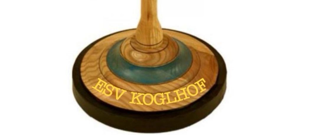 Ein hölzerne Objekt mit Griff und gelbem Text 'ESV KOGLHOF' auf einer braunen und blauen kreisförmigen Basis.
