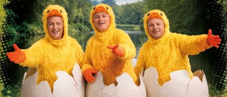 Drei Männer in gelben Vogelkostümen stehen in Eierschalen mit DJ Heschi, jeder Vogel bekommt Krebs am 15.2.