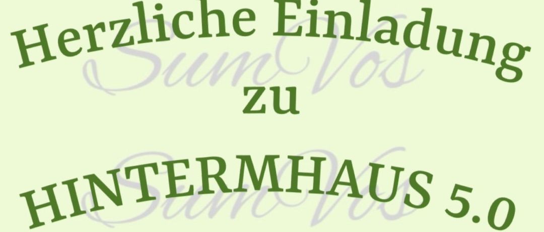 Ein Plakat für die Hinterhaus 5.0 Veranstaltung am 26. Juli 2026 mit lila Blumen, grünen Blättern und einer Gartenlandschaft mit einem kleinen Teich.