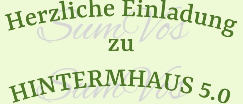 Ein Plakat für die Hinterhaus 5.0 Veranstaltung am 26. Juli 2026 mit lila Blumen, grünen Blättern und einer Gartenlandschaft mit einem kleinen Teich.