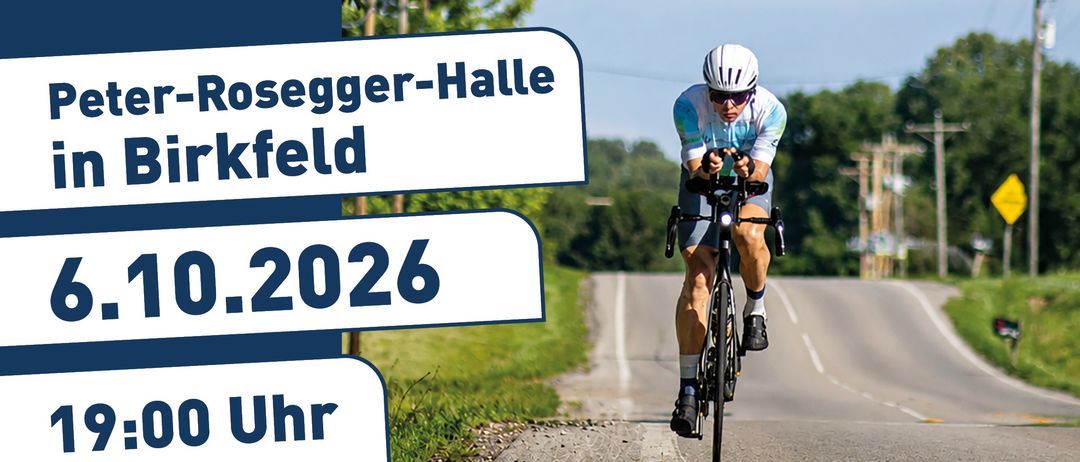 Plakat für eine Radveranstaltung am 6. Oktober 2026 um 19:00 Uhr in Birkfeld, mit einem Radfahrer auf der Straße, einer Pfütze und einem Gruppenfoto von Radfahrern.