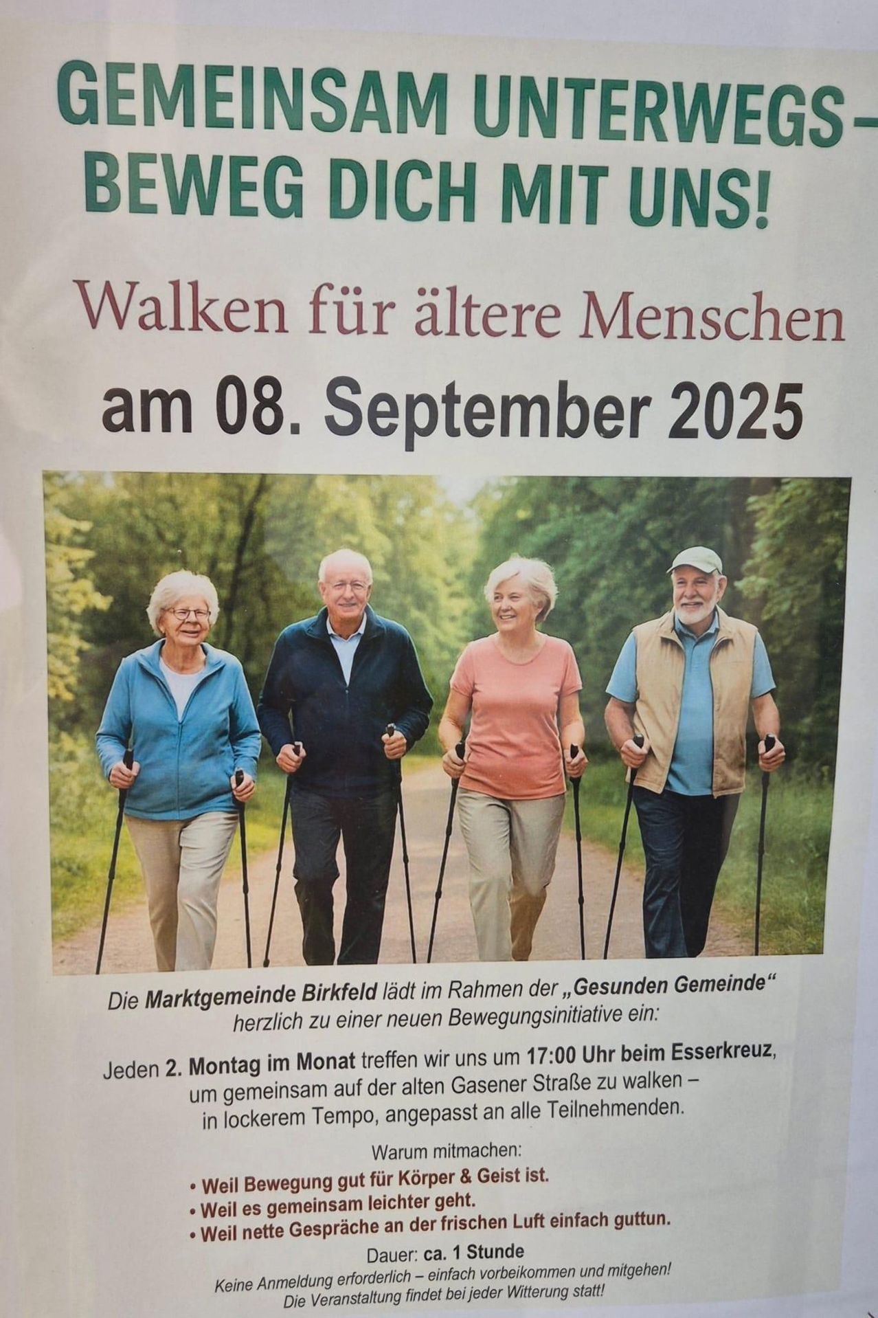 Plakat für eine Wanderveranstaltung für ältere Menschen in Birkfeld, Deutschland, am 8. September 2025. Vier ältere Menschen lächeln und wandern mit Trekkingstöcken auf einem Waldweg.