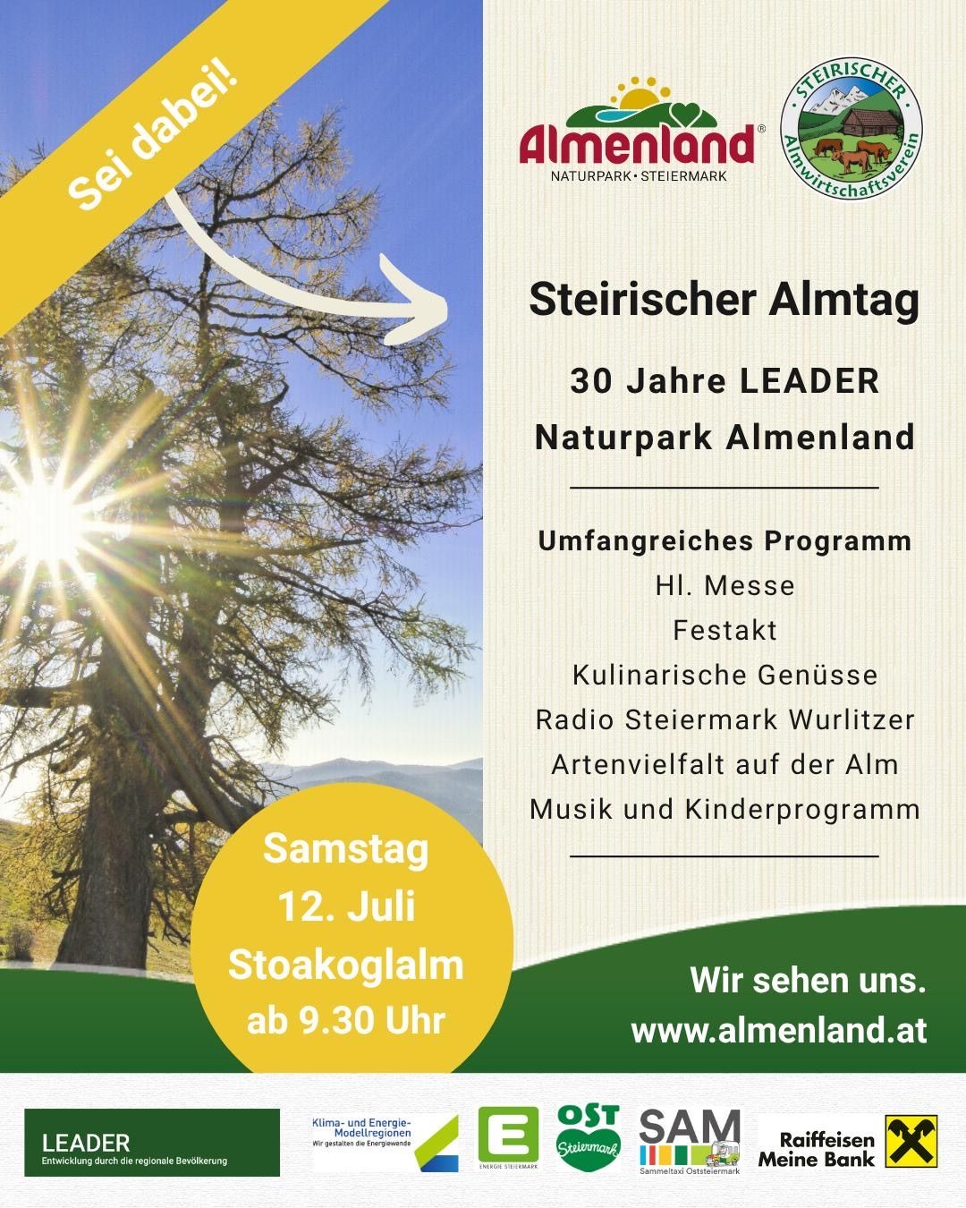 Werbeposter für Steirischer Almtag Veranstaltung. Zeigt einen Baum mit Sonnenschein. Text hebt 30 Jahre LEADER Naturpark Almenland, ein umfangreiches Programm, kulinarische Genüsse, Radio Steiermark Wurlitzer, vielfältige Aktivitäten, Musik und Kinderprogramm hervor. Datum: Samstag, 12. Juli, Stoakoglalm ab 9:30 Uhr. Besuchen Sie www.almenland.at.