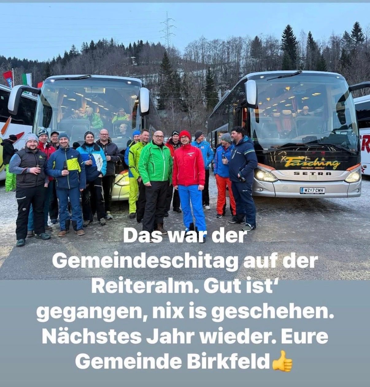 Eine Gruppe von Menschen steht vor zwei Bussen, wahrscheinlich auf einer Skitour. Einer hält ein gelbes Objekt. Bäume und Berge im Hintergrund. Der Text lautet: 'Das war der Gemeindetag auf der Reiteralm. Nichts ist passiert. Nächstes Jahr wieder. Eure Gemeinde Birkfeld.'