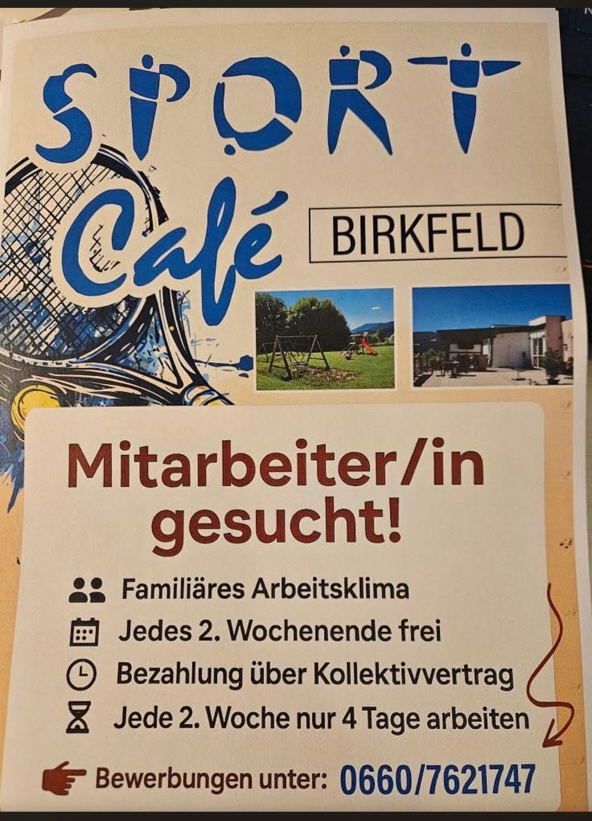 Plakat für Birkfeld Cafe, zeigt Bilder von einem Spielplatz und einem Haus. Es steht 'Mitarbeiter/in gesucht!' und bietet familienfreundliches Arbeitsklima, jedes zweite Wochenende frei und Bezahlung über Tarifvertrag.