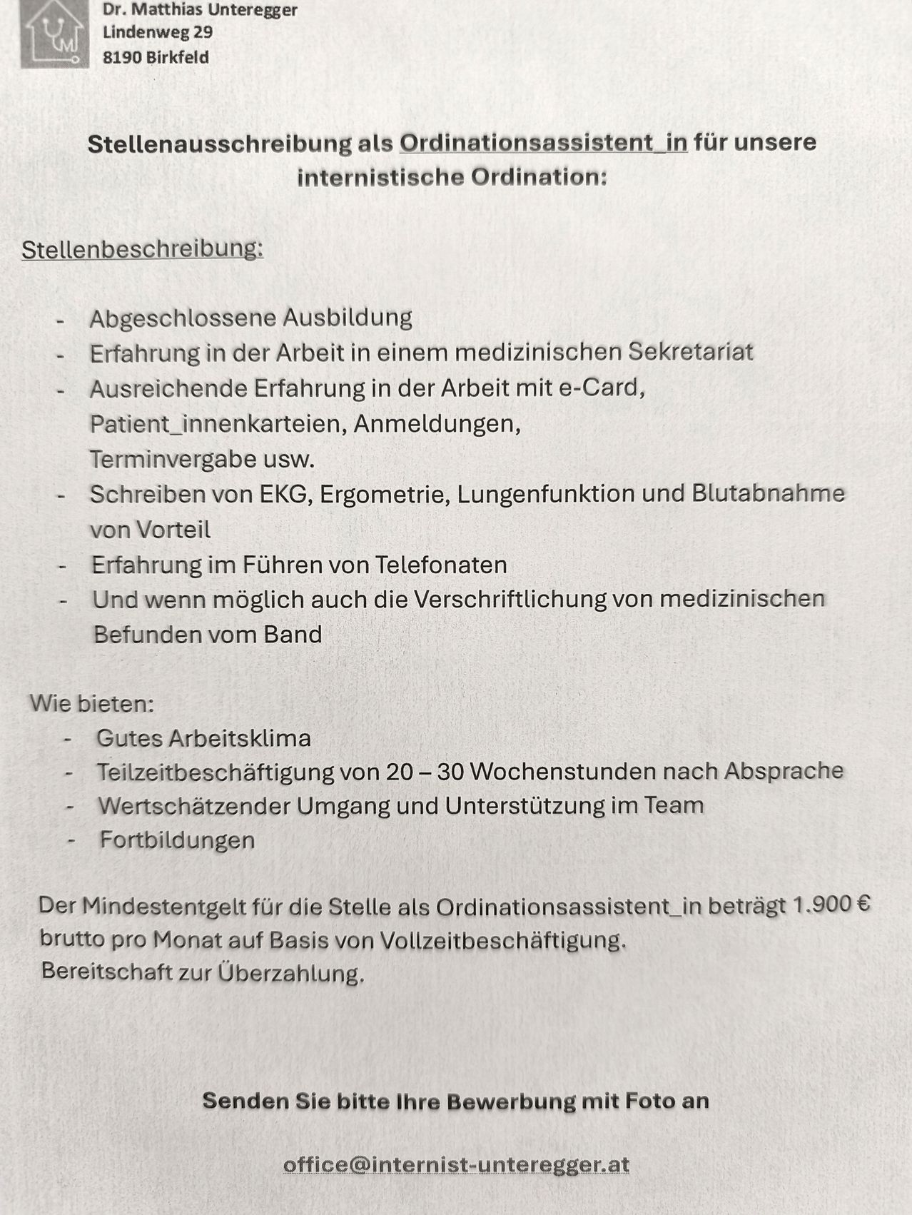 The image shows a job description for an internship in a medical office. Requirements include completed education, experience in a medical secretariat, patient file management, and familiarity with medical terminology. Benefits include a good work environment, part-time work, supportive team, and training. Minimum monthly salary is 1,900 euros. Payment upon availability.
