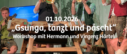 Vier Musiker in traditioneller Kleidung spielen auf der Bühne mit Trompeten und Klarinette. Das Datum 01.10.2026 und der Text 'Gsunga, tanzt und päscht' sind auf dem Bildschirm zu sehen. Die Veranstaltung heißt 'Workshop mit Hermann und Vinzenz Härtel'.