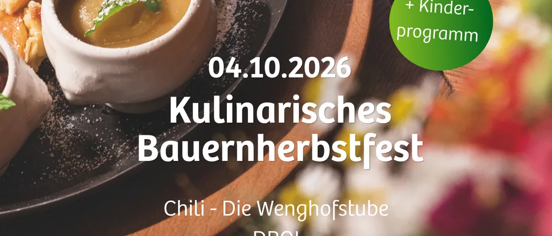Ein Teller traditioneller deutscher Küche mit einer Suppenschüssel, begleitet von einem Flyer für das bayerische Herbstfest am 4. Oktober 2026.