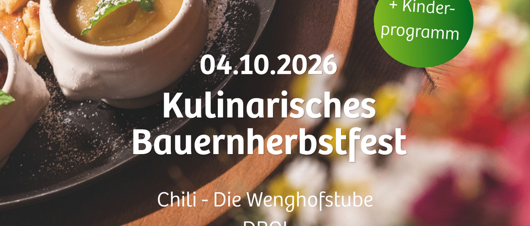 Ein Teller traditioneller deutscher Küche mit einer Suppenschüssel, begleitet von einem Flyer für das bayerische Herbstfest am 4. Oktober 2026.