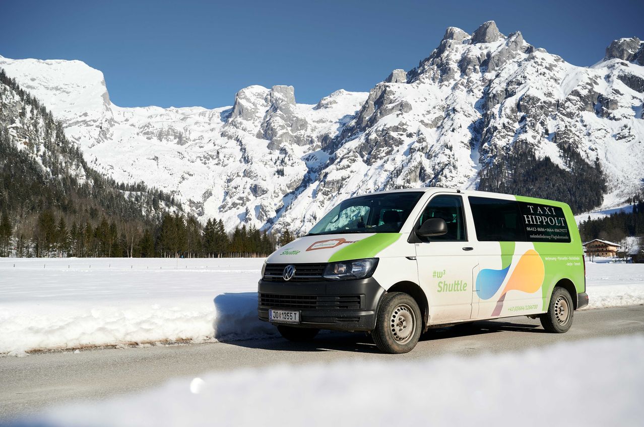 Bild enthält, Moving Van, Transportation, Van, Vehicle, Chair, Furniture, Person