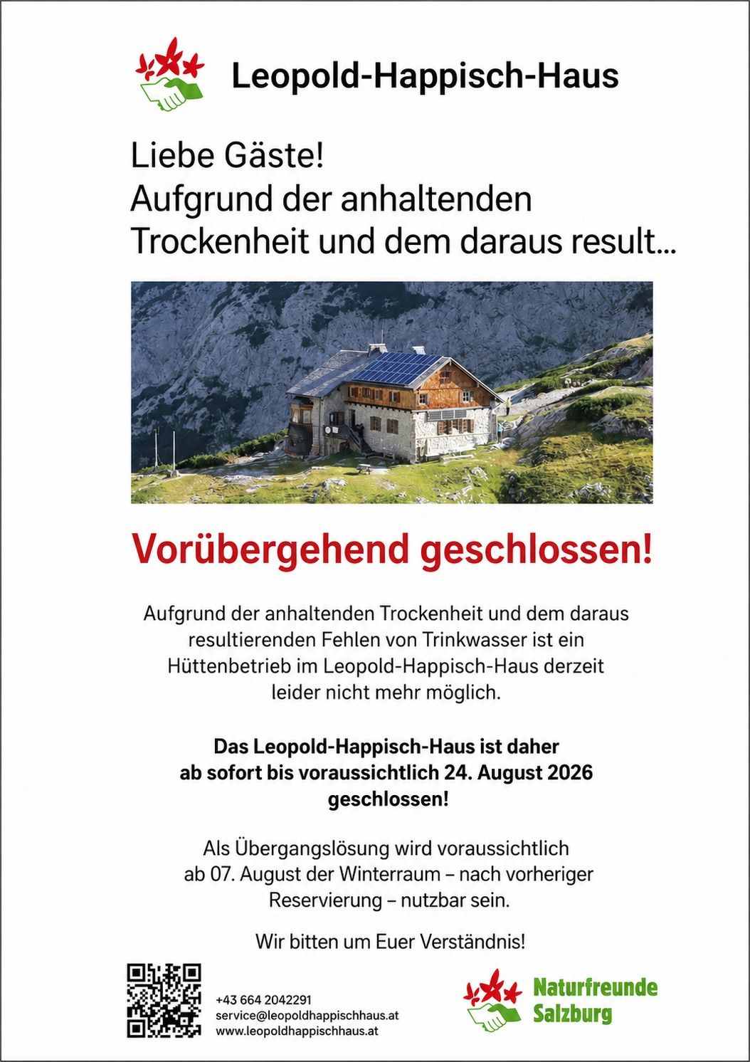 Eine Berghütte mit Solarpanelen auf dem Dach ist wegen Trockenheit geschlossen. Der Text lautet 'Vorübergehend geschlossen!' (Vorübergehend geschlossen). Die Hütte ist von einem Grasfeld und einem Berg im Hintergrund umgeben.