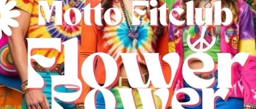 Drei Frauen in Tie-Dye-Outfits stehen zusammen. Der zentrale Text lautet 'Motto Fitclub Flower Power'. Daten und Uhrzeiten werden für Veranstaltungen am 28. April angezeigt.