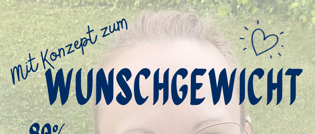 Eine lächelnde Frau in einer Brille und einem weißen Pullover posiert im Freien mit einem Plakat, das '80% Ernährung, 20% Sport, 100% Mindset' besagt. Das Plakat enthält auch eine Cartoonfigur und Phrasen wie 'Keine Ausreden', 'Mehr Energie' und 'Gemeinsam im Team'.
