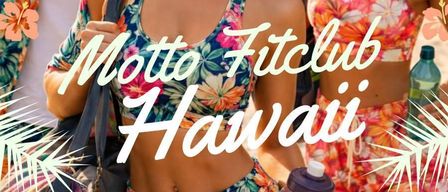 Drei Personen stehen an einem Strand mit tropischen Dekorationen. Zwei Frauen tragen Blumenbadeanzüge und ein Mann trägt ein Hawaiihemd. Die Frauen lächeln und eine hält eine Wasserflasche. Der Text lautet 'Motto Fitclub Hawaii' und das Datum und die Uhrzeit einer Veranstaltung.