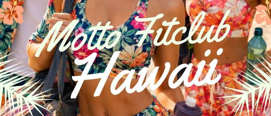 Drei Personen stehen an einem Strand mit tropischen Dekorationen. Zwei Frauen tragen Blumenbadeanzüge und ein Mann trägt ein Hawaiihemd. Die Frauen lächeln und eine hält eine Wasserflasche. Der Text lautet 'Motto Fitclub Hawaii' und das Datum und die Uhrzeit einer Veranstaltung.
