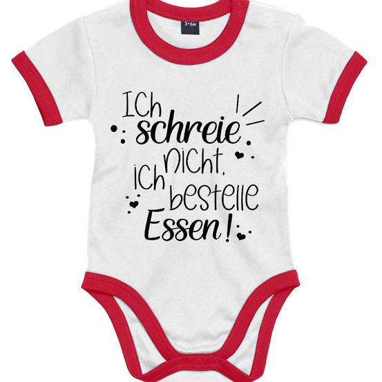 Ein weißer Baby-Body mit rotem Saum hat einen verspielten schwarzen Text, der 'Ich schreie nicht, ich bestelle Essen!' mit Herzsymbolen sagt.