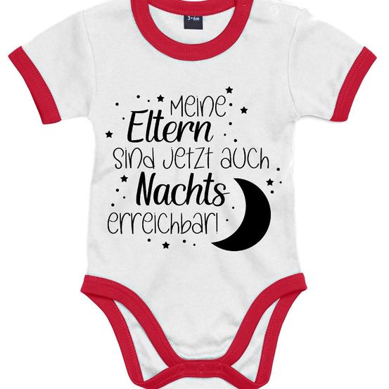 Ein weisses Babybody mit roten Abschlüssen hat ein nachtliches Design. Es steht 'Meine Eltern sind jetzt auch Nachts erreichbar' in schwarzen Buchstaben mit einem Halbmond und Sternen.