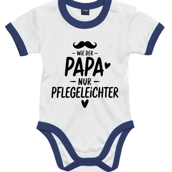 Ein weißer und blauer Baby-Bodysuit mit schwarzem Schnurrbart-Grafik und dem Text 'Wie der Papa nur Pflegeleichter' auf der Vorderseite.