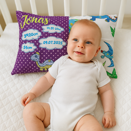 Ein Baby liegt auf einem Bett mit einem lila Kissen mit dem Namen Jonas und Geburtsdaten 14:31, 09.07.2025, 3420cm, 51cm.
