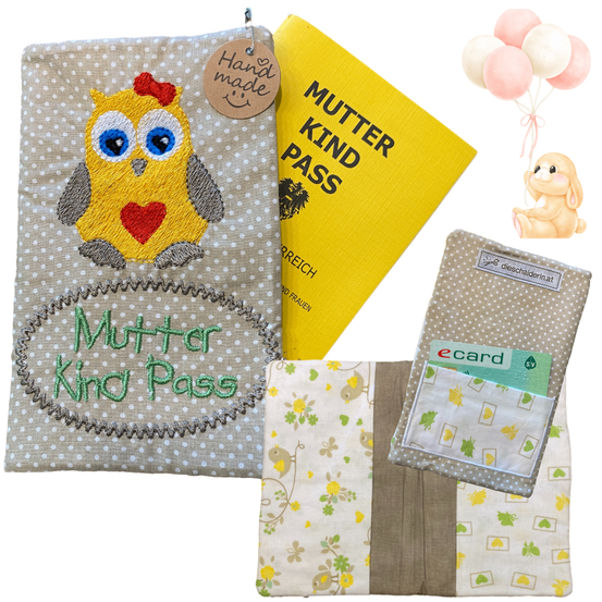 Ein Set handgefertigter Artikel umfasst einen gelben Mutter Kind Pass, eine Tasche mit Eulendesign, einen Kartenhalter mit e-Card und einen kleinen Hasen mit Luftballons.