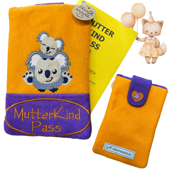 Ein gelber und lila Beutel mit einem Koala-Design, ein gelbes Heft mit 'Mutterkindpass' darauf und ein gezeichneter Fuchs, der Luftballons hält.
