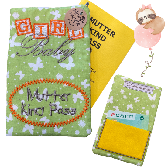 Drei Artikel auf weißem Hintergrund: eine grüne Tasche, ein gelbes Notizbuch und eine Geldbörse. Die Tasche zeigt 'GIRL Baby' und 'Mutter Kind Pass'. Das Notizbuch trägt 'Mutter Kind Pass'. Die Geldbörse hat eine Karte mit 'ecard'.