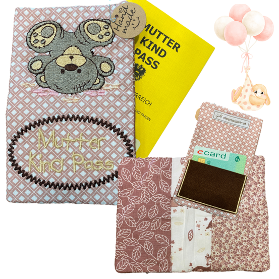 Eine Collage zeigt eine Stofftasche mit einem Babybären-Design und dem Text 'Mutter Kind Pass'. Ein gelbes Büchlein mit dem Titel 'Mutter Kind Pass' ist ebenfalls vorhanden. Ein E-Kartenhalter mit einer E-Karte darin ist zu sehen, zusammen mit einer rosa Figur eines Babys auf einem Luftballon.