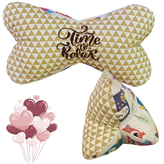 Zwei Nackenkissen mit den Worten 'Time to Relax' und einem herzförmigen Luftballondesign. Ein Kissen hat ein geometrisches Muster und bunte Illustrationen, das andere hat ein Eulendesign.