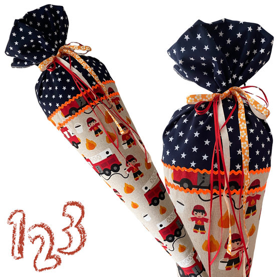 Zwei zylindrische Beutel mit Sternen und Feuerwehrwagen darauf. Die Beutel haben orangefarbene und rote Bänder, die um sie herumgebunden sind. Die Zahl 123 steht darunter.