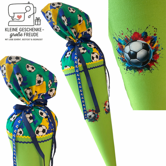 Das Bild zeigt zwei fußballthematische Geschenktüten mit Fußballaufdruck und blauen Bändern. Eine Tüte hat einen farbenfrohen Fußballaufdruck mit blauen und grünen Farben, während die andere einen weißen Hintergrund mit einem farbenfrohen Fußballspritzer hat.