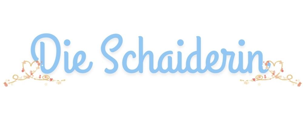 Blauer Text 'Die Schaiderin' mit Blumenmustern an den Rändern auf weißem Hintergrund.