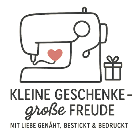 Illustration einer Nähmaschine mit einem Herz darauf, neben einem Geschenk. Die Bildunterschrift lautet 'Kleine Geschenke - große Freude'. Darunter steht 'Mit Liebe genäht, bestickt & bedruckt'.