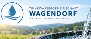 Ein Wassertropfen-Logo mit dem Text 'Trinkwassergemeinschaft Wagendorf'. Wasser fließt aus einer hölzernen Röhre in einen Brunnen. Der Hintergrund zeigt ein grünes Feld mit Bergen und einer untergehenden Sonne.