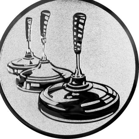 Ein Schwarz-Weiß-Bild von drei Vintage-Mikrofonen auf einem kreisförmigen Hintergrund. Die Mikrofone haben einen zylindrischen Körper und eine kreisförmige Basis.
