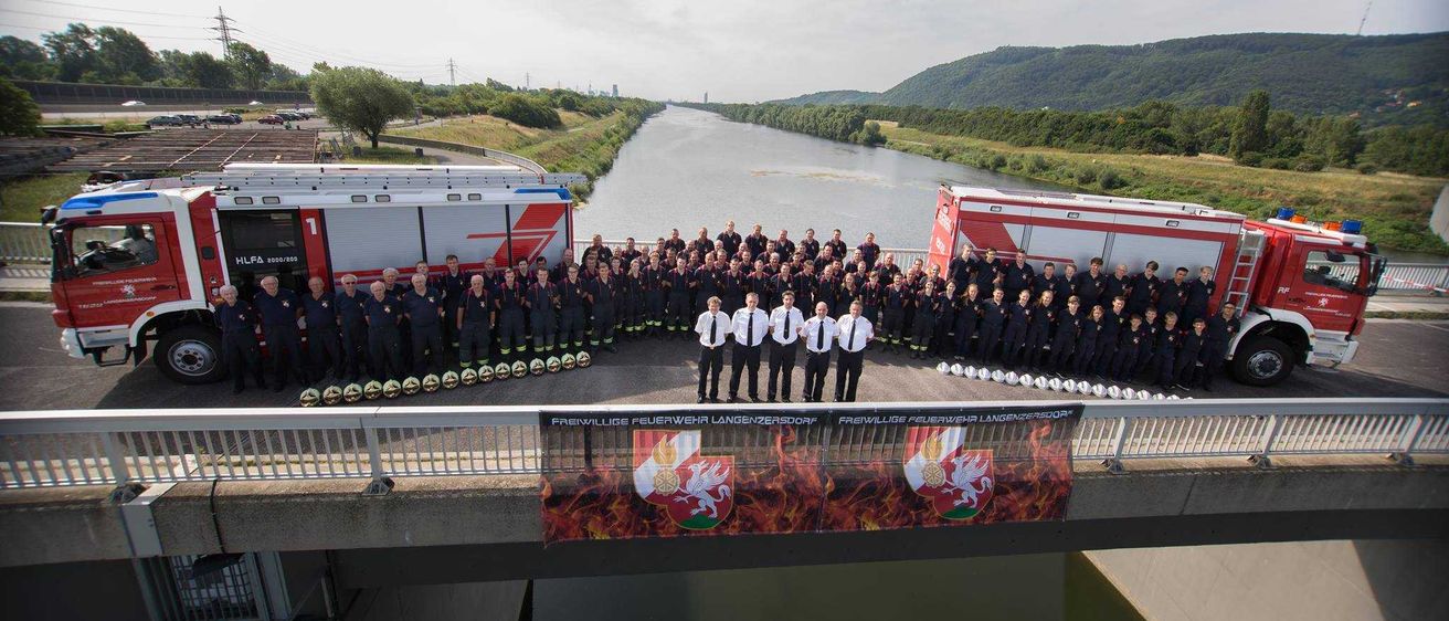 Bild enthält, People, Person, Fire Truck, Truck, Vehicle, Fire Station, Wheel, Car